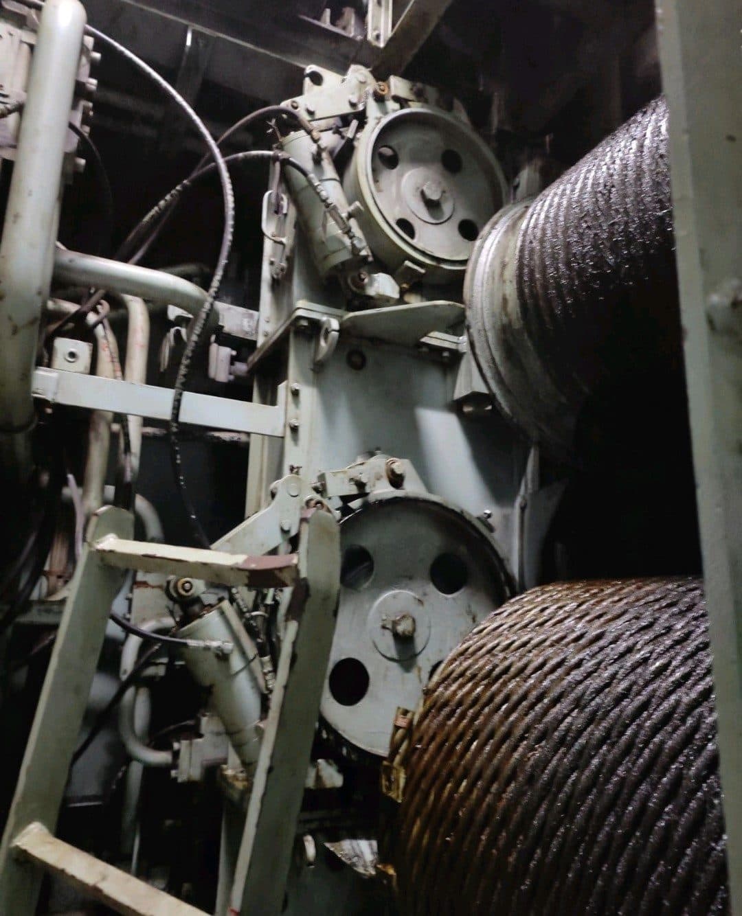Anchor windlass drum