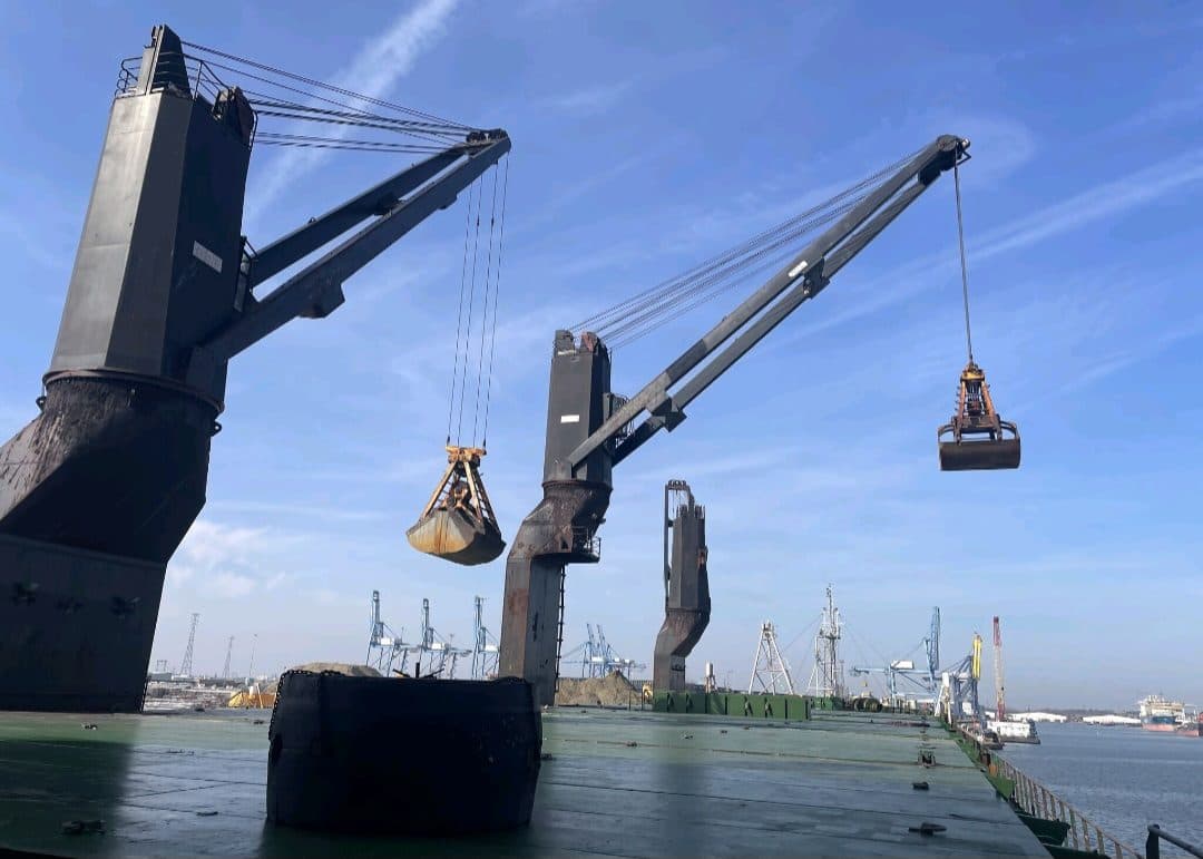 Deck cranes discharging