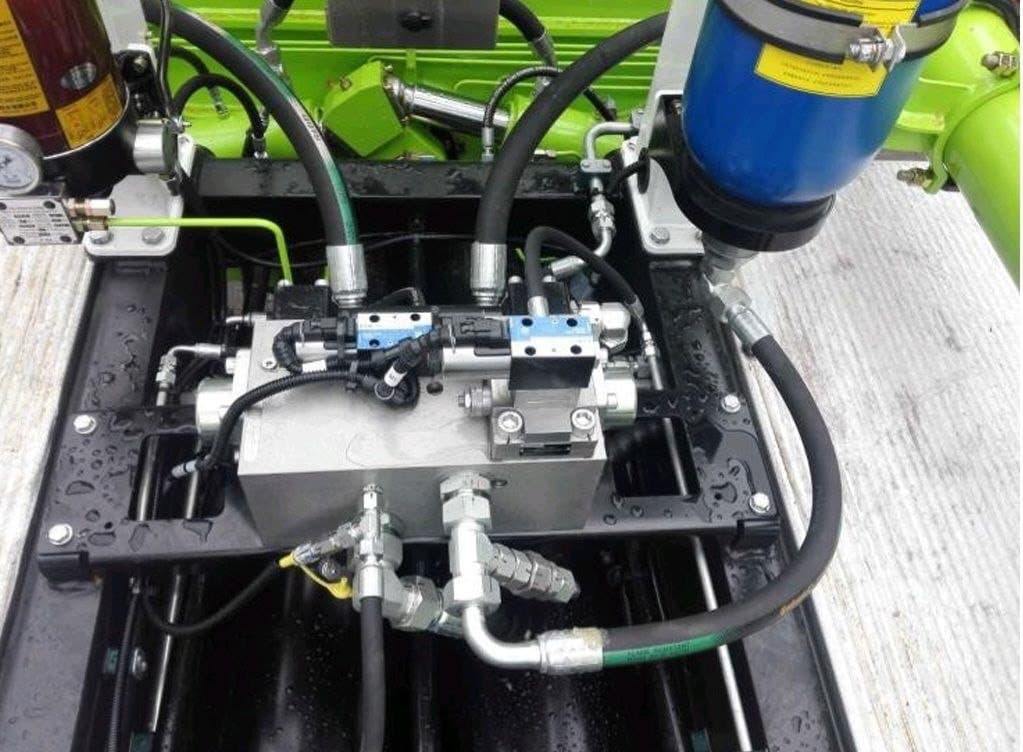 Boom control valve block on the pump deck