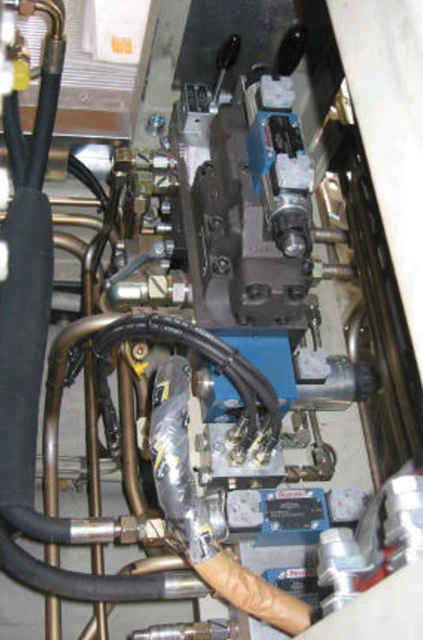 Valve block and pressure hoses